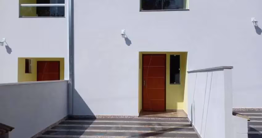 Condomínio estancia arvore da vida sobrado 90m2 2 suítes com varanda,1 banheiro social,1 vaga,quintal
