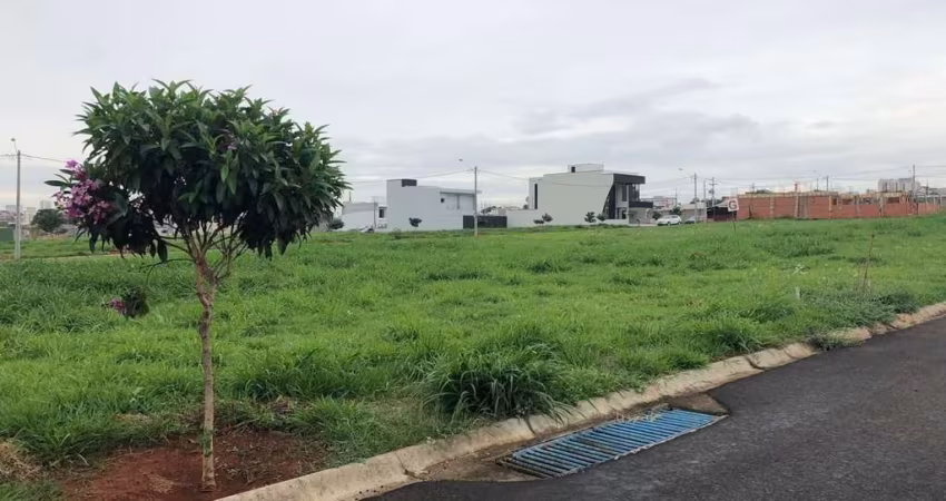 Lote de 250 metros próximo a área de Lazer ( Sol da Manhã). Condomínio conta com estrutura completa único na cidade com Piscina. Academia Climatizada.