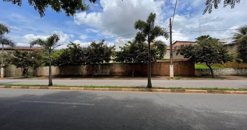 Vende-se ótimo terreno Comercial, ? localizado no Bairro Chácara Junqueira, Tatuí-SP.   Lote Medindo 900m², murado e escriturado.   ?Próximo ao UPA 24h e Prefeitura.  ?Com fácil acesso à Rodovia Antôn
