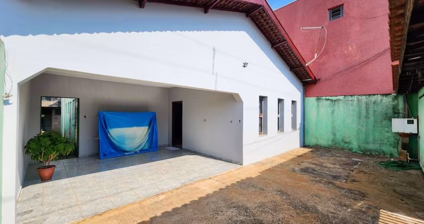 Casa à venda em Sumaré-SP, Jardim Mineápolis: 3 quartos, 1 suíte, 2 salas, 2 banheiros, 4 vagas de garagem, 125,00m². Aproveite!