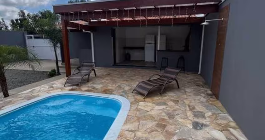 Chácara à venda em Tatuí-SP, bairro Mirandas: 2 quartos, 2 salas, 2 banheiros, 4 vagas de garagem, 180m² de área. Venha conferir agora!