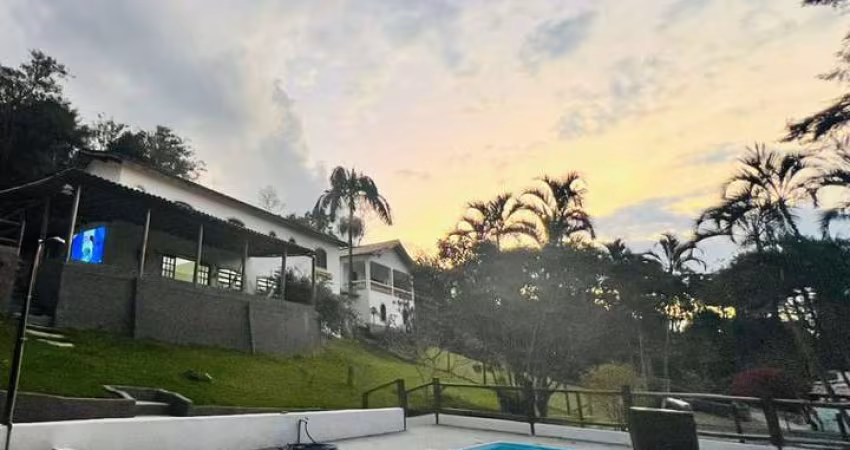 Chácara de luxo em condomínio à venda em Atibaia-SP, bairro Recanto dos Palmares: 3 quartos, 3 suítes, 2 salas, 4 banheiros, 5 vagas, 250m².