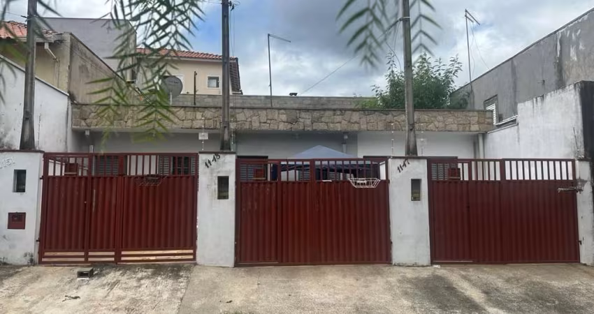 Vende 3 quitinetes sendo 1 quarto cozinha banheiro lavanderia 1 garagem pra um carro valor 450.000,00 dando uma renda de 2.500,00 por mês