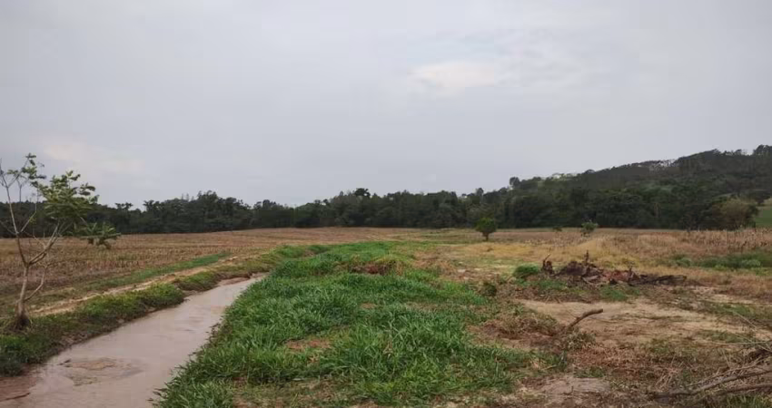 EXCELENTE SÍTIO A VENDA NA REGIÃO DE ITAPETININGA-SP ??   Área Total: 32,91 Hectares ou 13,6 Alqueires   Aproveitamento: 9 Alqueires   Solo: Misto