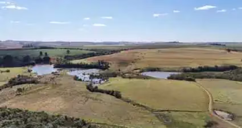 *excelente fazenda a venda em itapetininga- sp* ??   área total: 135,96 hectares ou 56,18 alqueires   plantio de grama e grãos: 44 alqueires   topografia: plana e levemente ondulada   solo: vermelho a