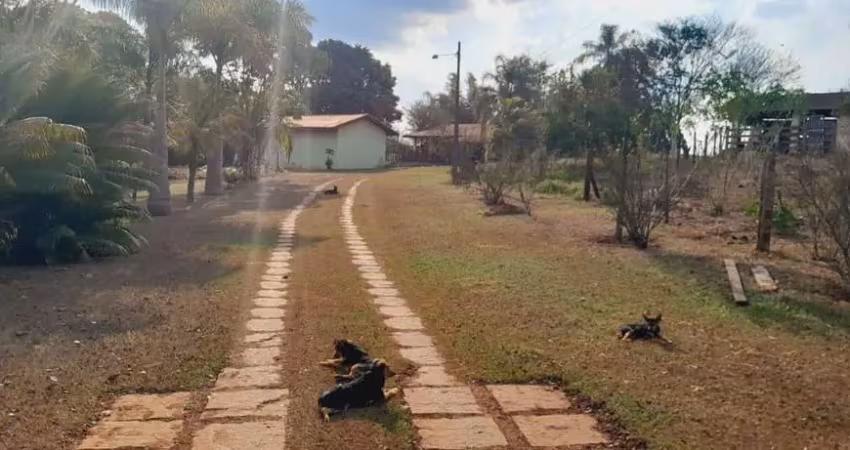 Sitio 25 mil metros em boituva ao lado de  condomínio casa 2 quarto,sala cozinhar,banheiro, +2 quarto grande casa de caseiro,piscina excelente localização documentação ok valor 1.680,000,00