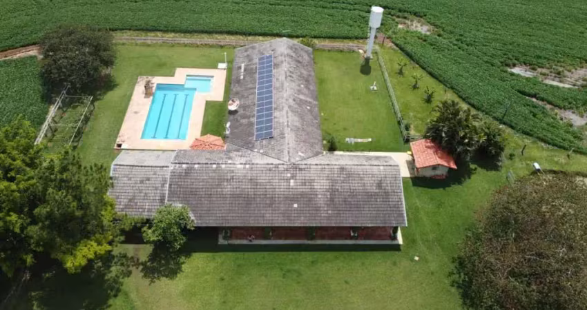3 suítes com portas balcão para piscina sala de estar sala de jantar sala de jogo  lavabo cozinha lavanderia  despensa  piscina 11× 5,5 viveiro garagem 2 carros 3 açudes  2 poços artesianos  1 poço ca