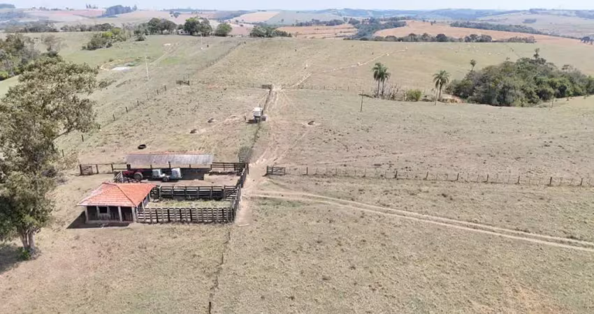 *excelente sítio a venda em são miguel arcanjo-sp* ??   área total: 25 hectares ou 10,34 alqueires   pastagem: 8 alqueires   restante: reserva e app  topografia: semi plana a levemente ondulada   solo