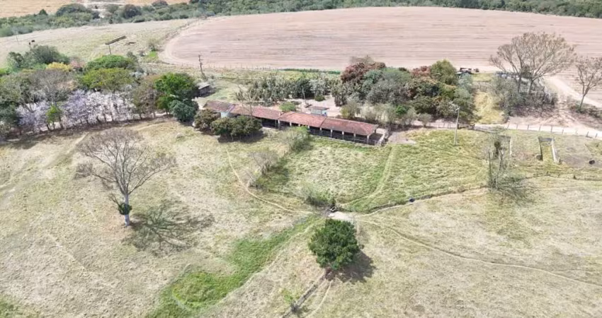 *excelente fazenda a venda em itapetininga-sp* ??    área total: 128,3 hectares ou 53 alqueires  agricultura: 30 alqueires   pastagem: 12 alqueires    topografia: plana, semi plana e declive p/água   