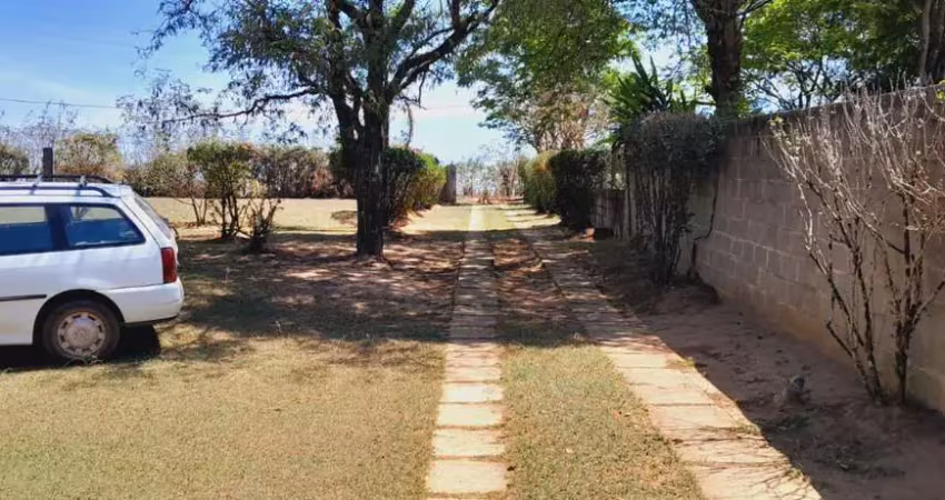 Sitio a venda em boituva  20.000metros casa 3 dormitório  1 suíte  1banheiro social área construída 275 metros campo de futebol poço artesiano curral coberto barracão  à 4 km do asfalto valor 1.000,00