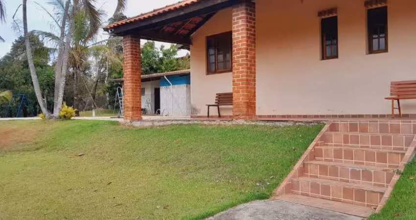 Chácara em boituva 4.600 metros casa 3 dormitório  2 banheiros sala cozinha varanda churrasqueira  forno de pizza quarto de ferramentas  piscina água da sabesp campo de futebol pomar com vários pés de