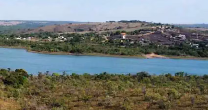 Fazenda disponível pra venda no município de luziania. goiás 130...alqueires...tríplice aptidão....lavoura, pecuária e condomínio de chácaras...a fazenda fica às margens do lago corumba 3. 26 km de as