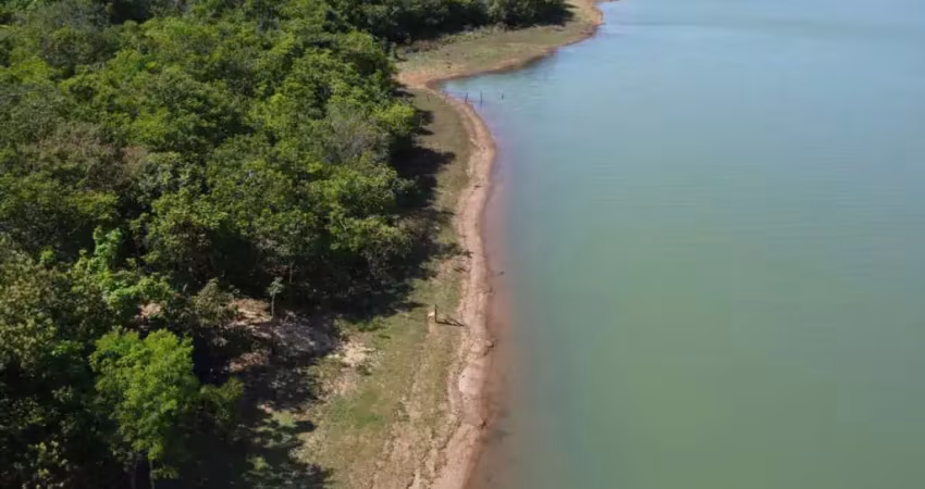 São 09 hectares no lago corumba 3  em luziania. goiás  26 km de asfalto e 09 km de estrada de chão  somente a terra de 09 hectares  a pedida 1.500.000.00 da pra fazer 30 chácaras pra investimento