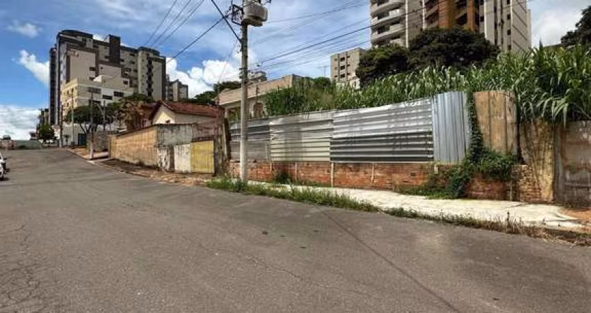 Lote à Venda no Centro de Patos de Minas – 378m²