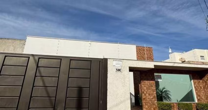 Casa à Venda no Bairro Planalto em Patos de Minas – 3 Quartos, Suíte com Hidro e Área Gourmet