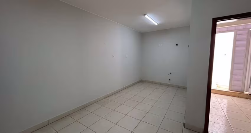 Sala Comercial para Locação - 60m² Internos + 100m² Externos na Rua Olegário Maciel
