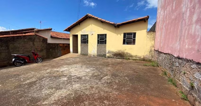Casa à Venda no Jardim Aquários – 2 Quartos, Quintal e 200m² em Patos de Minas