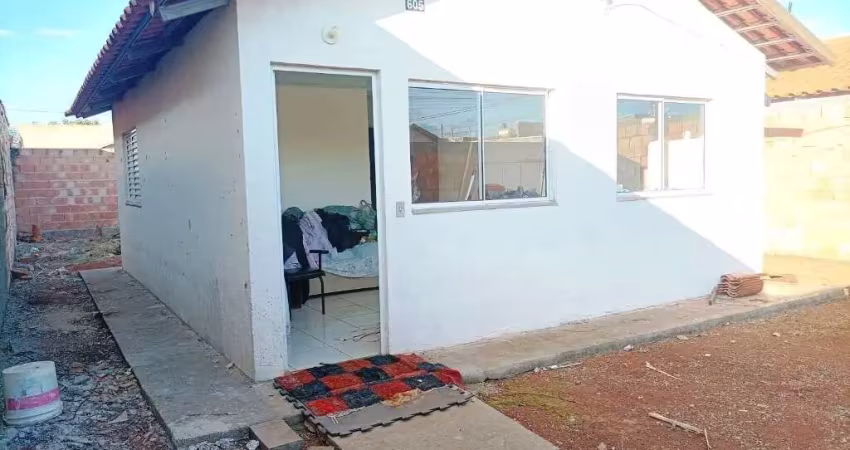 Casa à venda com 2 quartos e amplo terreno em patos de minas