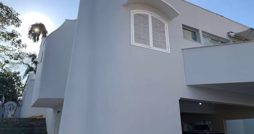 Magnífica casa de 6 quartos, 1 suíte e 6 vagas na cidade de Mogi das Cruzes-SP, bairro Socorro!