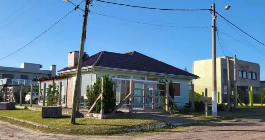 Excelente casa com 03 dormitórios a 200metros do mar