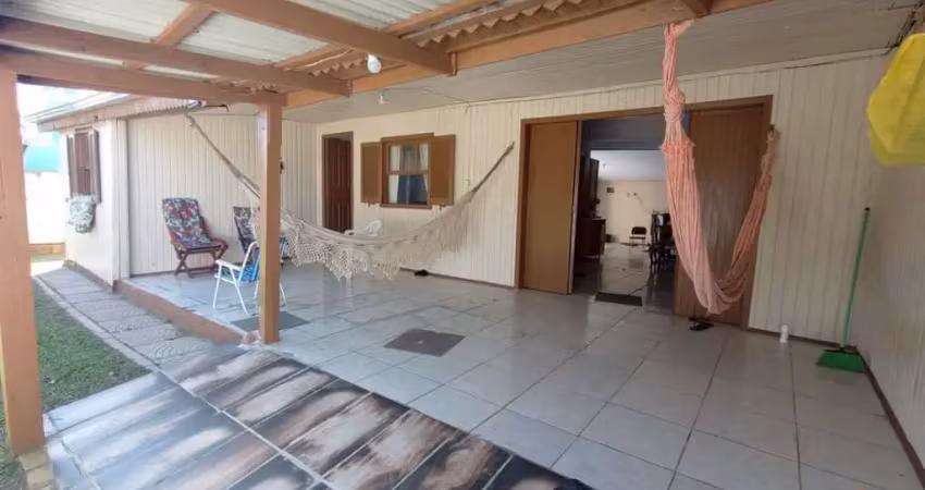 Casa com ampla área aberta e garagem fechada em imbé - venda