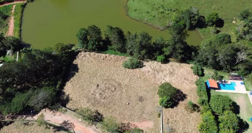 Terrenos à venda em Condomínio na região de Atibaia - Fundos pro Lago!
