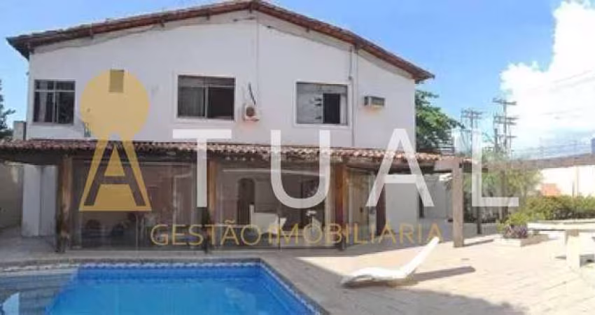 Casa para vender com 5 quartos sendo 3 suítes no Costa Azul