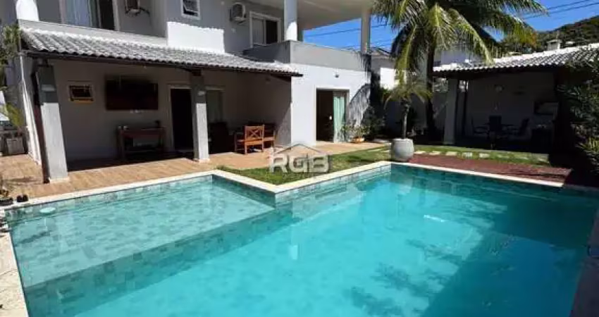 Casa solta 4/4 sendo 2 suítes piscina privativa em vilas do atlântico r$ 1.500.000,00