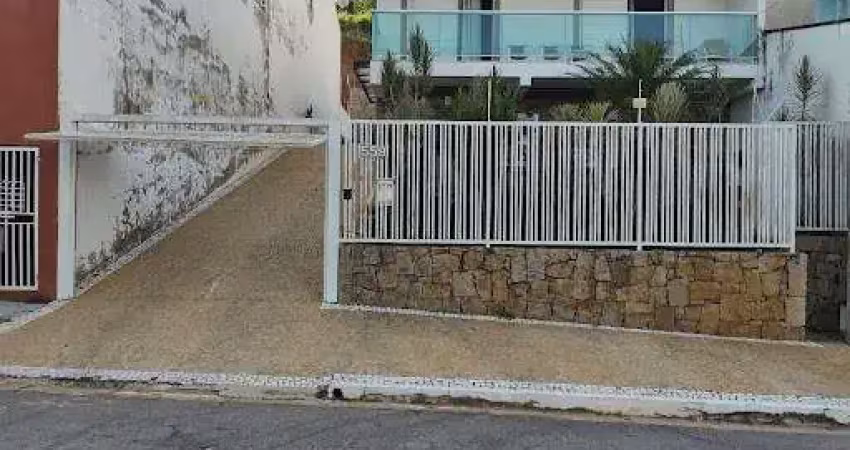 Casa espaçosa no giardino ditália com 3 dormitórios e vagas para 6 veículos