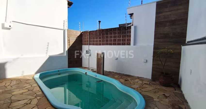 Casa à venda em Campinas-SP na Vila Joaquim Inácio: 3 quartos, 3 salas, 1 banheiro e 2 vagas de garagem!