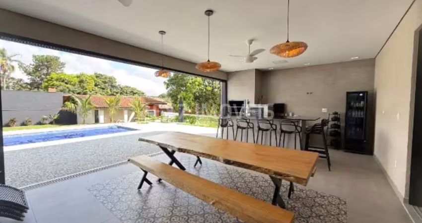 Luxuosa Casa de Condomínio à Venda em Valinhos-SP  3 Quartos, 3 Suítes, 3 Salas e 6 Vagas  Parque Valinhos, Condomínio Alameda do Parque