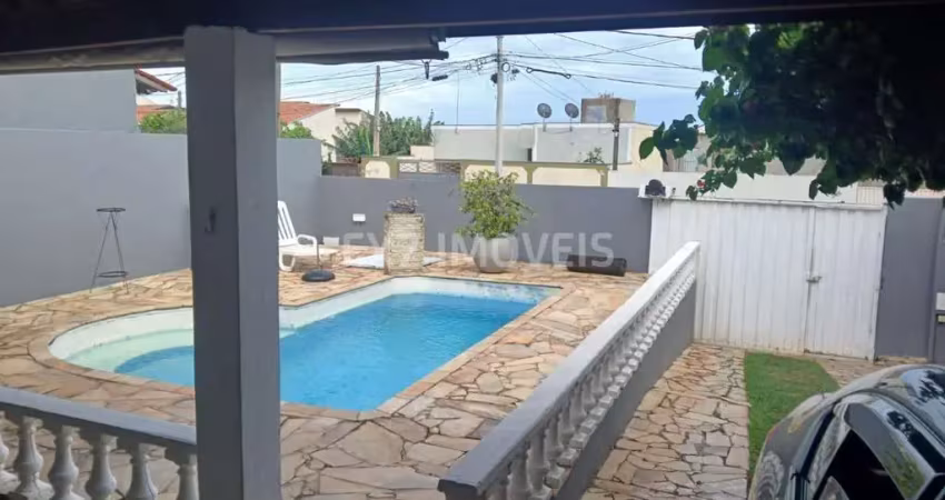 Casa a venda no parque jambeiro com piscina e 3 quartos sendo 1 suíte