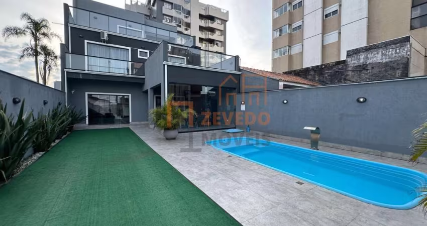 Sobrado triplex com piscina em Caiobá