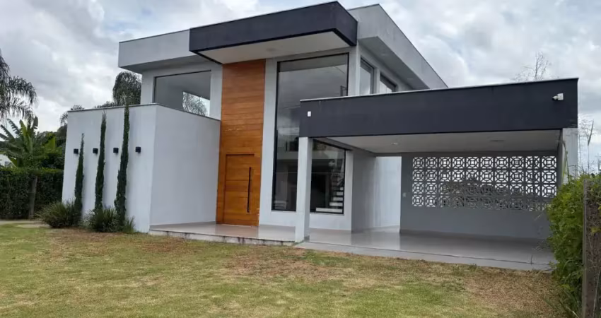 Linda casa tríplex no Condomínio Ilha da Lagoa em Contagem