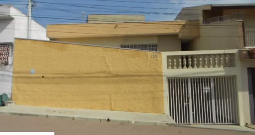 Casa com 2 dormitórios (1 com planejado), cozinha planejada, churrasqueira e 1 vaga coberta
