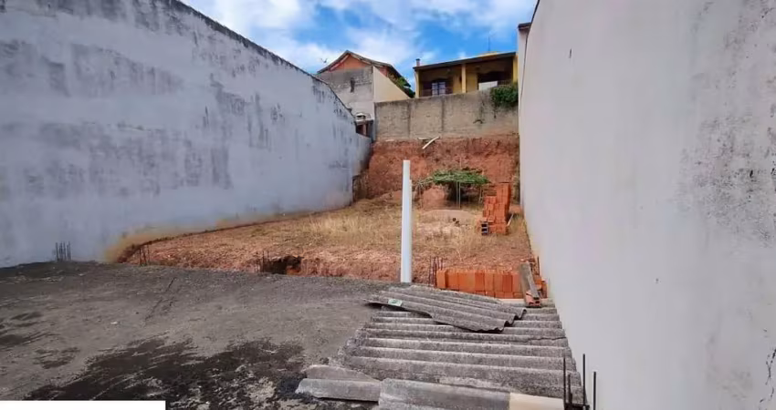 Terreno de 250m² em aclive em rua tranquila com a base da garagem construida