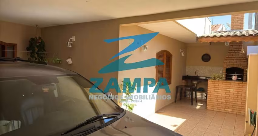 CASA TÉRREA COM 3 QUARTOS (1 SUITE MASTER), COZINHA PLANEJADA, 2 VAGAS, CHURRASQUEIRA E 2 QUINTAIS