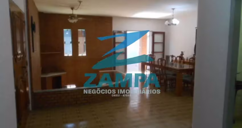 Casa térrea com 353m² com 4 quartos (1 suite/closet), cozinha planejada e churrasqueira