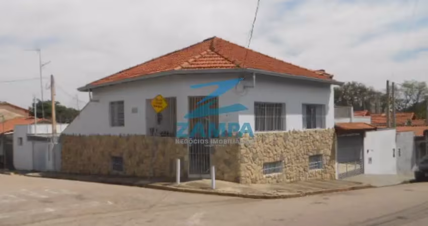 Casa com 2 quartos, sala, cozinha e banheiro mais porão habitável e edícula com 2 vagas
