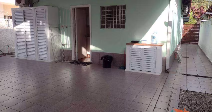 3 CASAS com 2 dormitórios (cada)  à venda, 317 m² por R$ 2.500.000 - Centro - Caraguatatuba/SP