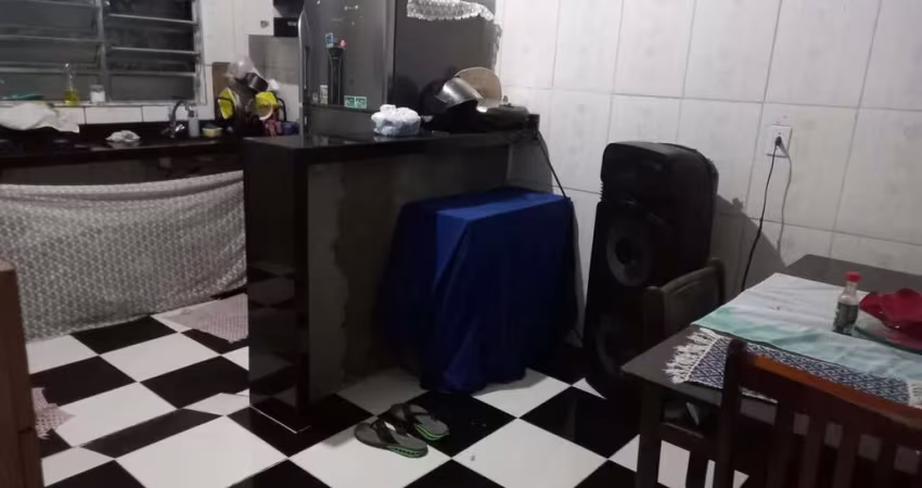 Vende-se casa com edícula com 2 dormitórios, sala, cozinha, banheiro e garagem para 2 veiculos