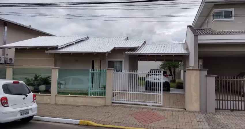 Linda casa  em condomínio fechado