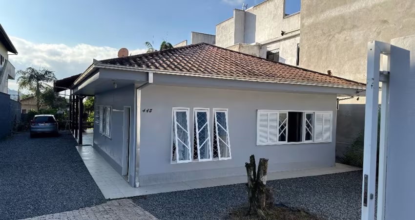 Excelente casa com 1 suíte mais 3 quartos à venda no bairro Bom Retiro em Joinville - SC  por R$ 780.000,00. AVERBADA!