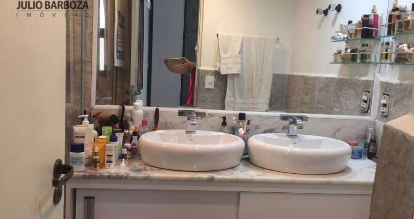 Apartamento com 3 suítes, 2 vagas em Moema