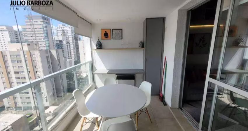 Studio totalmente decorado, 37m, com varanda , e 1 vaga de garagem em moema