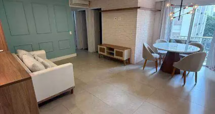 Apartamento reformado,totalmente mobiliado, com 2 dormitórios, 2 banheiros, sacada e 1 vaga de garagem