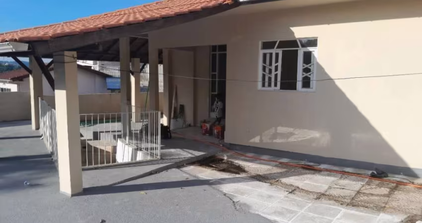 Casa 3 quatros, com suíte e espaço para closet