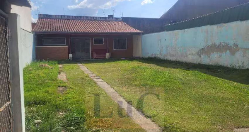 Edicula com quarto, cozinha e banheiro, varanda + quintal grande