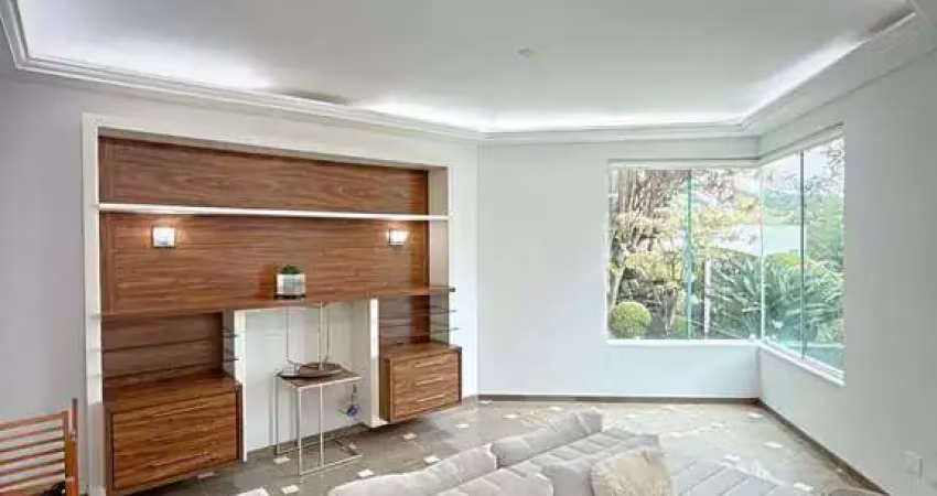 Casa alto padrão em condomínio com 4 suítes, cinema e piscina aquecida