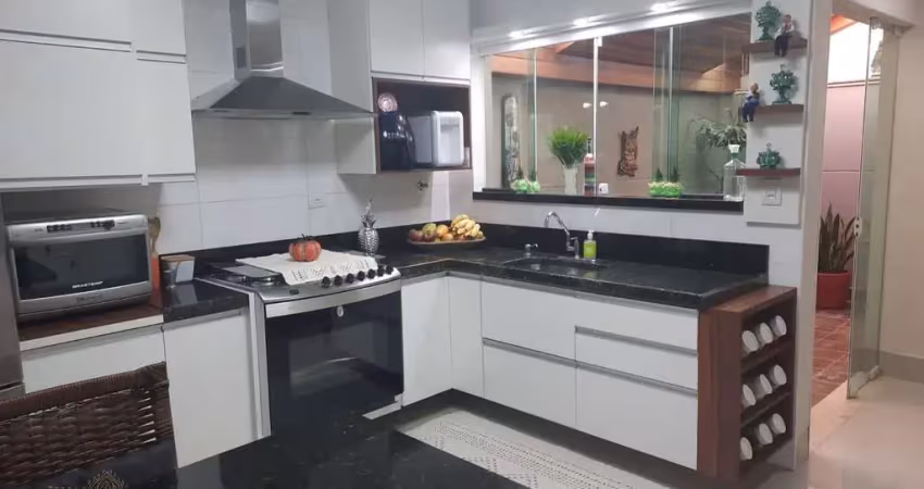 Casa com 3 suítes, varanda e churrasqueira | 180m² em ótima localização